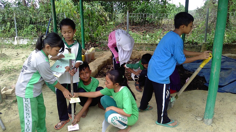 Gunakan Peralatan Kebersihan  Sekolah untuk Belajar Pesawat 