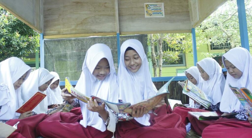 Principal builds reading hut at elementary school following PINTAR ...