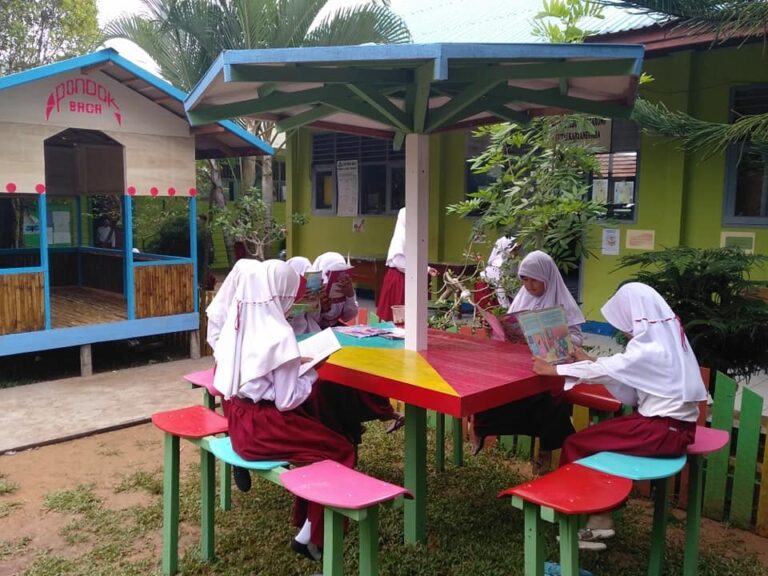 Principal builds reading hut at elementary school following PINTAR ...