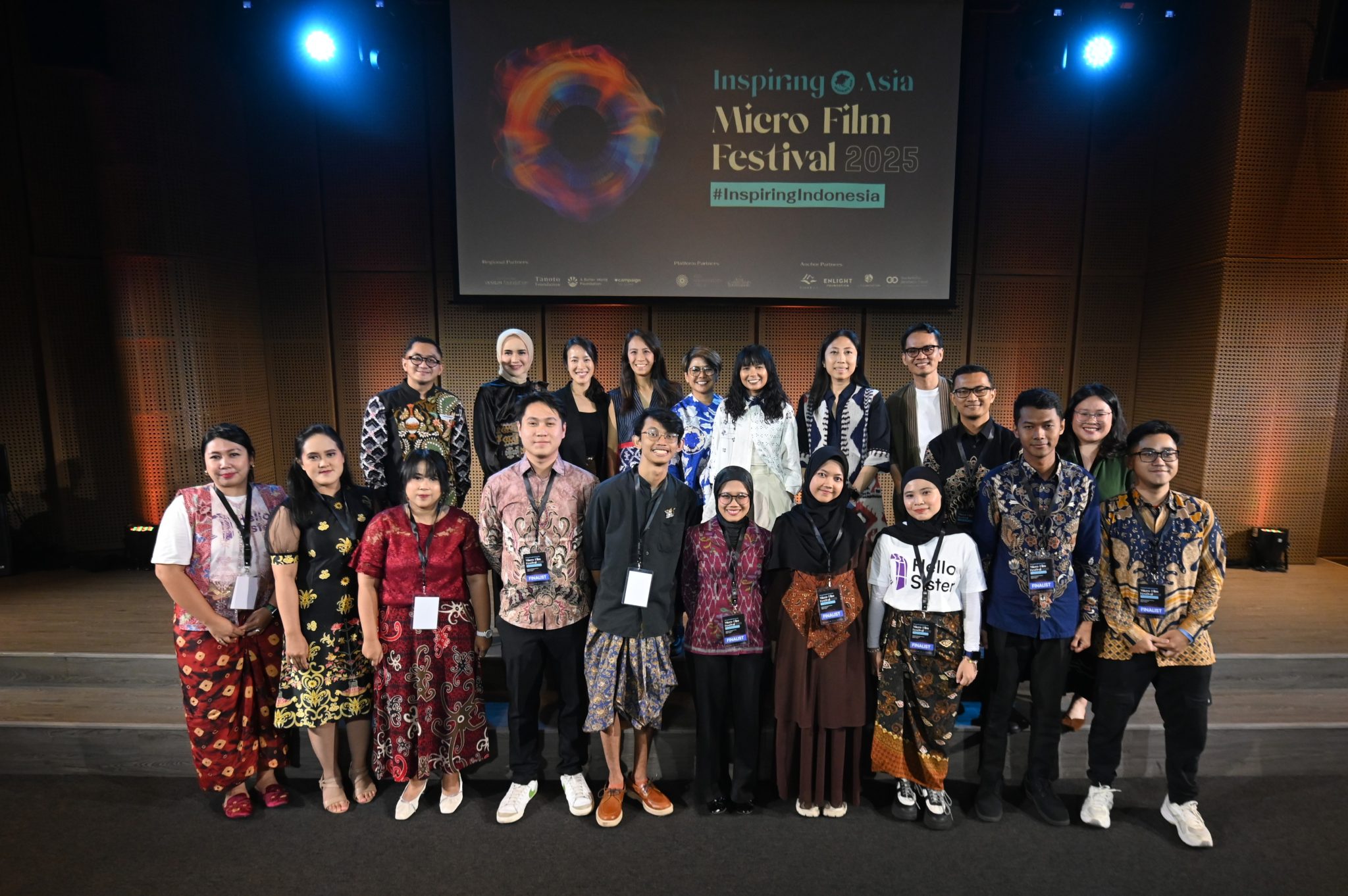 Foto bersama pemenang, finalis, dewan juri, serta perwakilan Li Foundation, Campaign, Djarum Foundation, dan Tanoto Foundation pada acara Screening & Awarding Day Inspiring Asia Micro Film Festival 2025 #InspiringIndonesia di Galeri Indonesia Kaya, Jakarta.